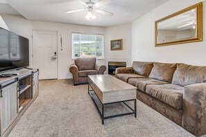TV, fireplace, DVD player - Tri-level condo w/ shared pool, hot tub, sports courts, & views of Bear Lake (Garden City)
