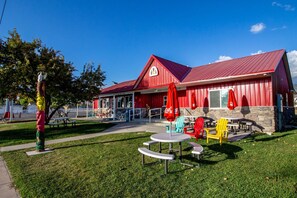 Outdoor dining - Tri-level condo w/ shared pool, hot tub, sports courts, & views of Bear Lake (Garden City)