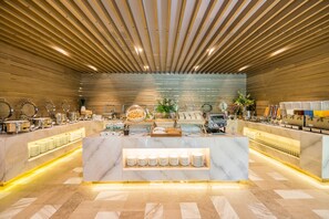 Petit déjeuner buffet servi tous les jours en supplément