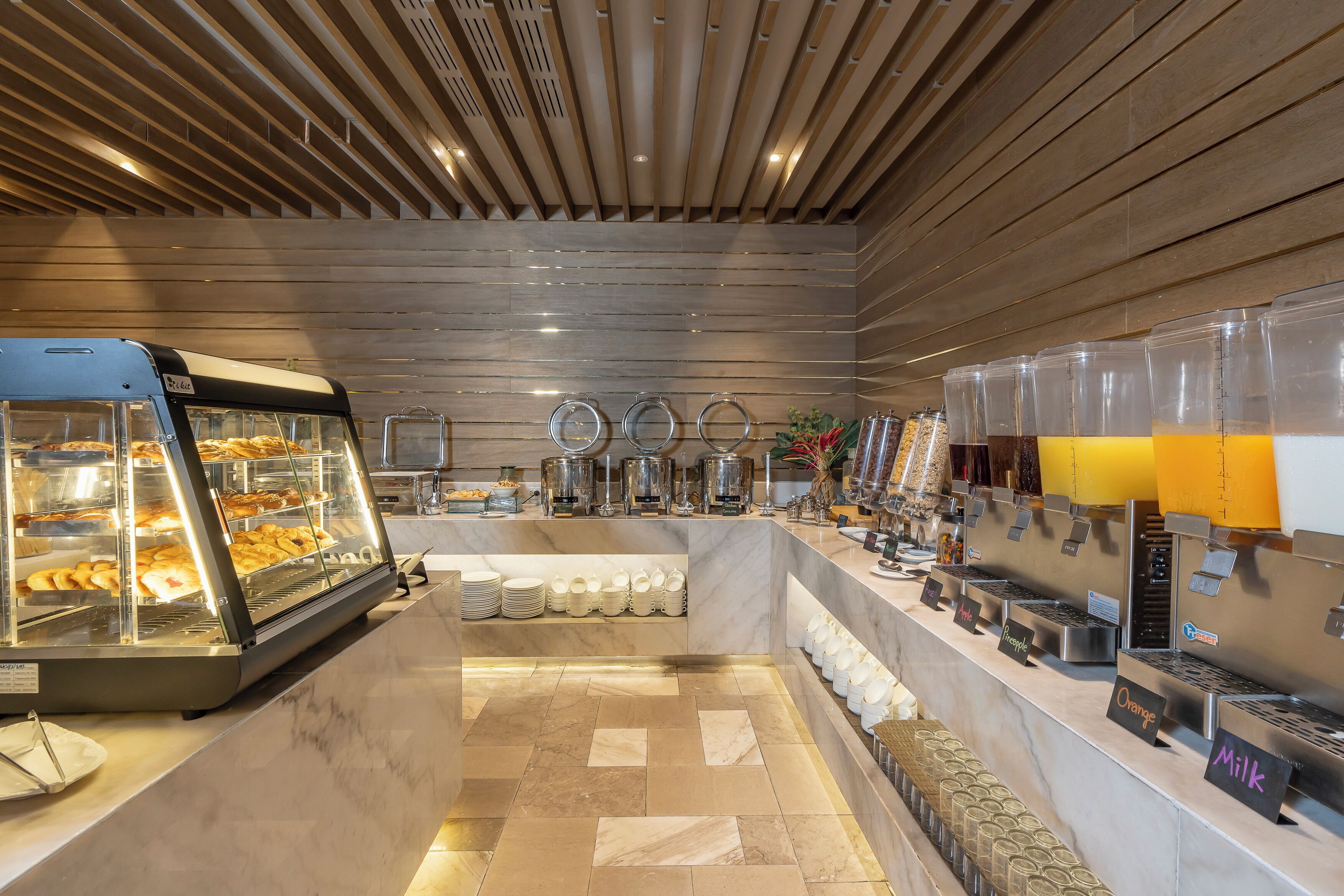 Frokostbuffé hver dag (THB 250 per person)