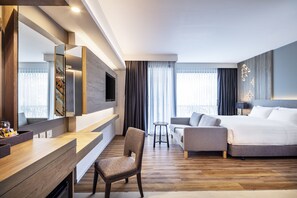 Grand Deluxe Room | Ropa de cama de alta calidad y caja de seguridad en la habitación