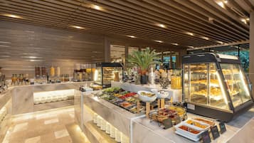 Desayuno buffet (THB 250 por persona)