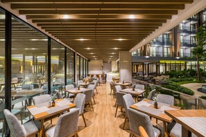 Serveert ontbijt, lunch, diner, internationale gerechten 