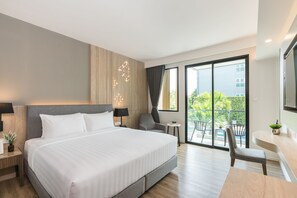 Ropa de cama de alta calidad y caja de seguridad en la habitación 