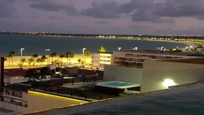 A hotel with a pool, a hot tub, and a view of the sea. - Holandas Prime (João Pessoa)