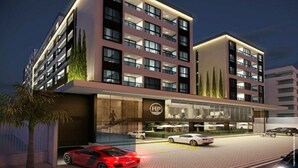 A modern hotel with multiple floors, a glass facade, and a visible HP logo. - Holandas Prime (João Pessoa)