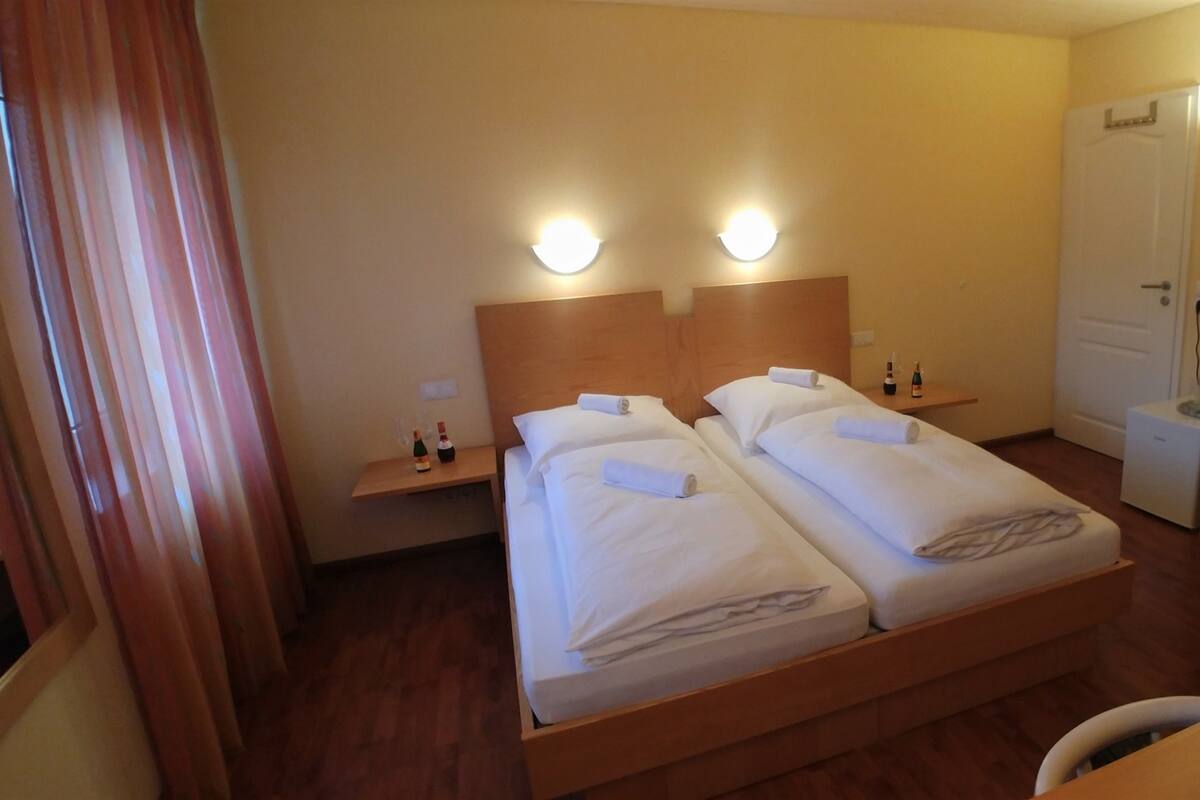 Kamar Double Deluks, bathtub (And Shower) | Wi-Fi gratis dan seprai linen