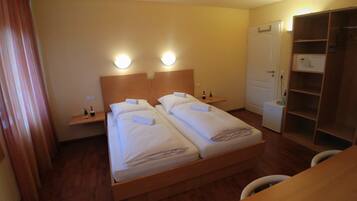 Deluxe Double Room, Bathtub (And Shower) | Free WiFi, bed sheets