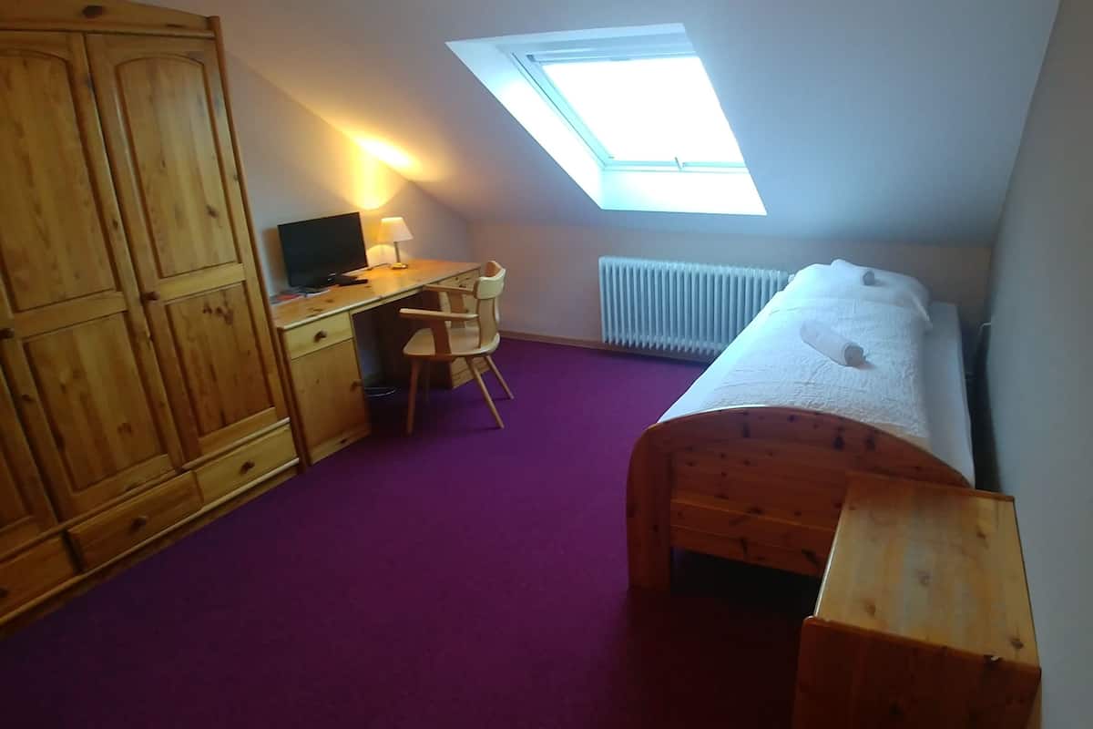 Habitación individual económica, baño compartido | Wifi gratis y ropa de cama