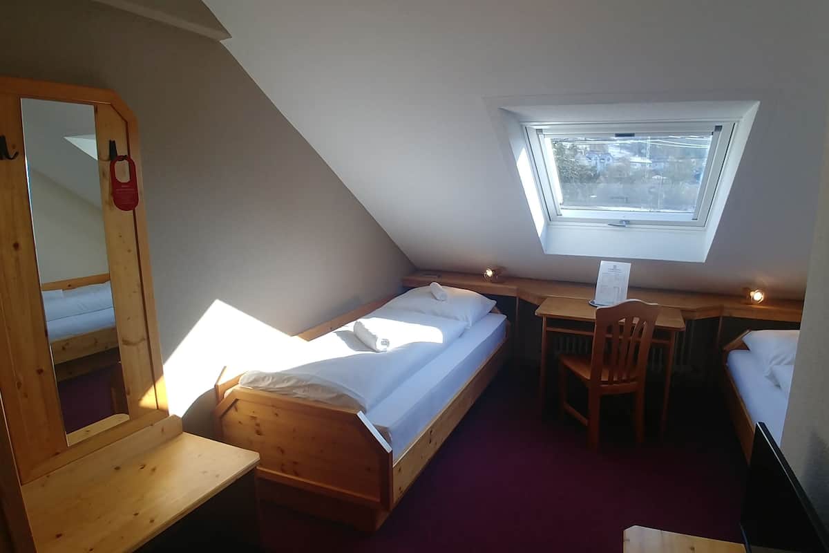 Habitación doble económica, baño privado | Wifi gratis y ropa de cama