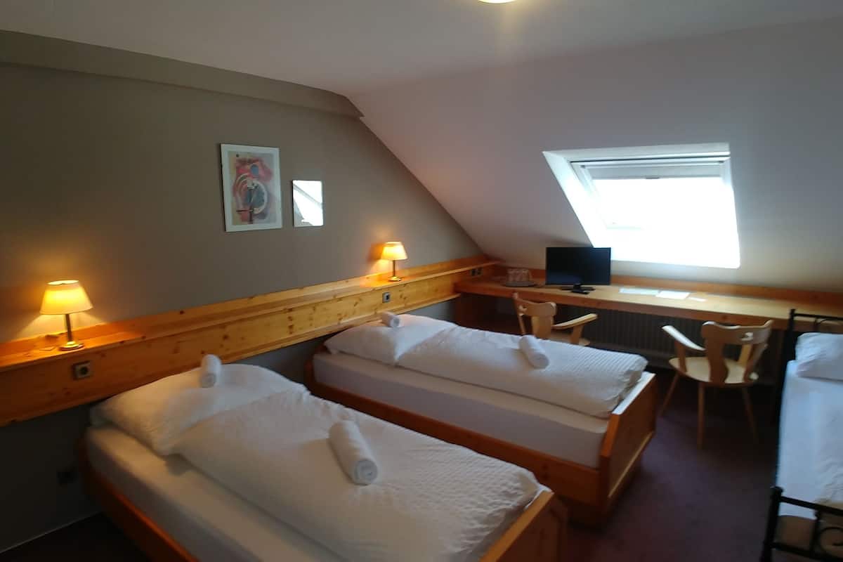 Habitación doble económica, baño compartido | Wifi gratis y ropa de cama