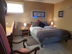 1 غرفة نوم ومكواة/لوح كي وواي فاي وملاءات أسرّة