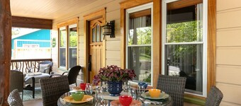 Beautifully Restored Craftsman Home - Downtown Weaverville - Fenced Pet Yard