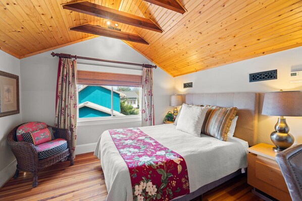 3 slaapkamers, een bureau, een strijkplank/strijkijzer, reisbedje