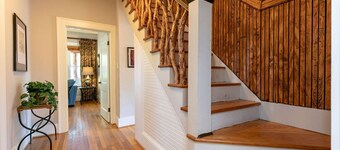 Beautifully Restored Craftsman Home - Downtown Weaverville - Fenced Pet Yard