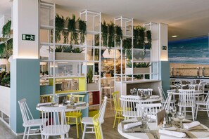 3 ristoranti, aperti a colazione e a pranzo, cucina internazionale