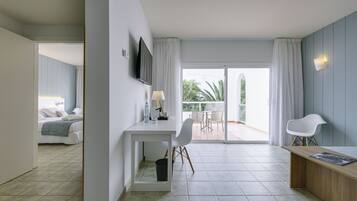 Escritorio, cortinas blackout, wifi gratis y ropa de cama