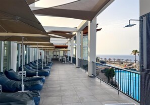 2 bars/lounges