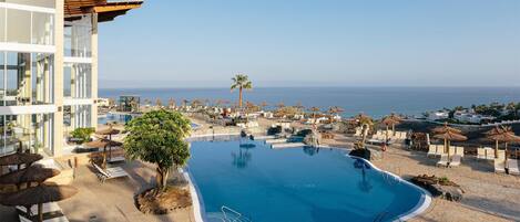 屋内プール、3 つの屋外プール、プール パラソル、サンラウンジャー