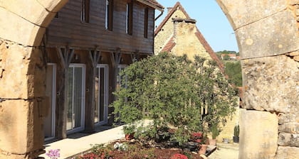 Cottage for 2 or 4 p refurbished in an old fortified farm from the 17th century