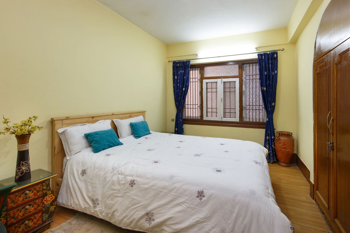 Superior Apartment, 3 Bedrooms, Smoking, Garden View | Peti besi dalam bilik, kalis bunyi, Wi-fi percuma 
