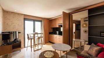 Suite Deluxe | Coin séjour | Télévision de 109 cm avec chaßnes numériques