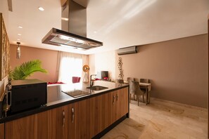 Suite Privilège | 専用簡易キッチン | 小型冷蔵庫、電子レンジ、オーブン、コンロ