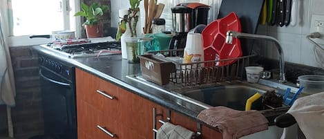 Een koelkast, een magnetron, een oven, een kookplaat