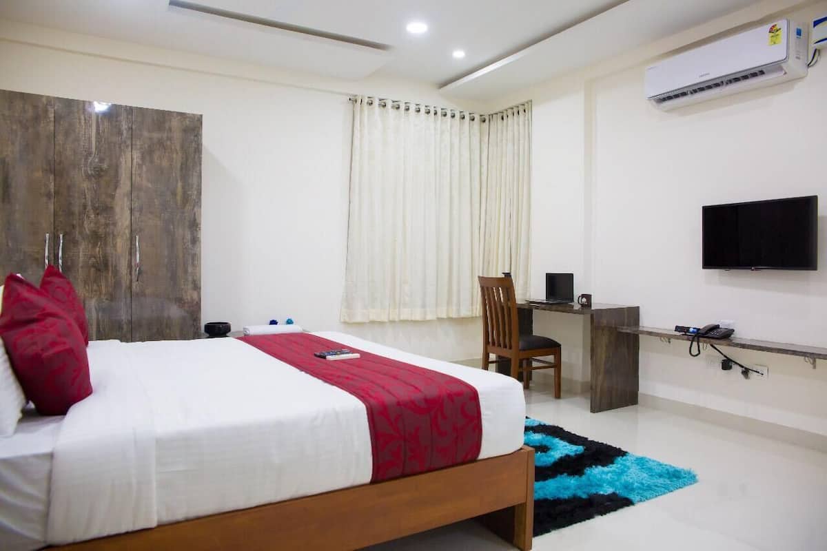 Executive Apartment, 1 King Bed, Accessible, Non Smoking | In-room safe, rollaway beds, free WiFi, bed sheets