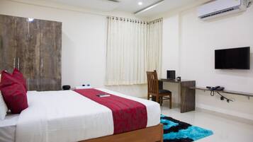 Executive Apartment, 1 King Bed, Accessible, Non Smoking | In-room safe, rollaway beds, free WiFi, bed sheets