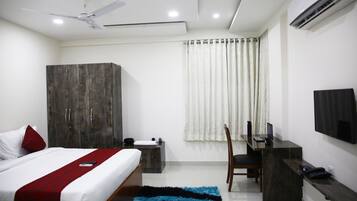 Executive Apartment, 1 King Bed, Accessible, Non Smoking | In-room safe, rollaway beds, free WiFi, bed sheets