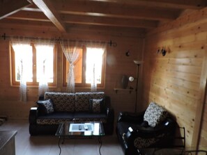 Chalé luxo, vista para a montanha | Área de estar | TV LCD, lareira