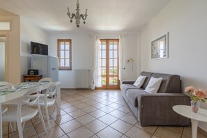 Smart-TV, Tischtennisplatte, Bücher