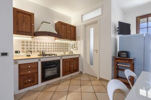 Frigorifero, forno, piano cottura, macchina per tè/caffè