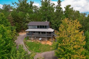 Exterior - Beau Voir: Beautiful Views, Secluded, Game Room, Hot Tub, Lux-Cabin, close to area Attractions! (Sevierville)