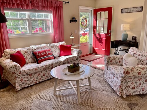 Lunas Flat  145 :Spotless, Sweet, Cozy & Comfy. Just renovated.