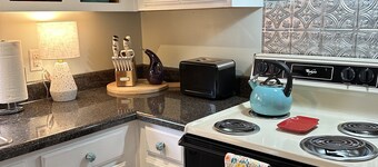 Lunas Flat 145 :Spotless, Sweet, Cozy & Comfy. Just renovated.