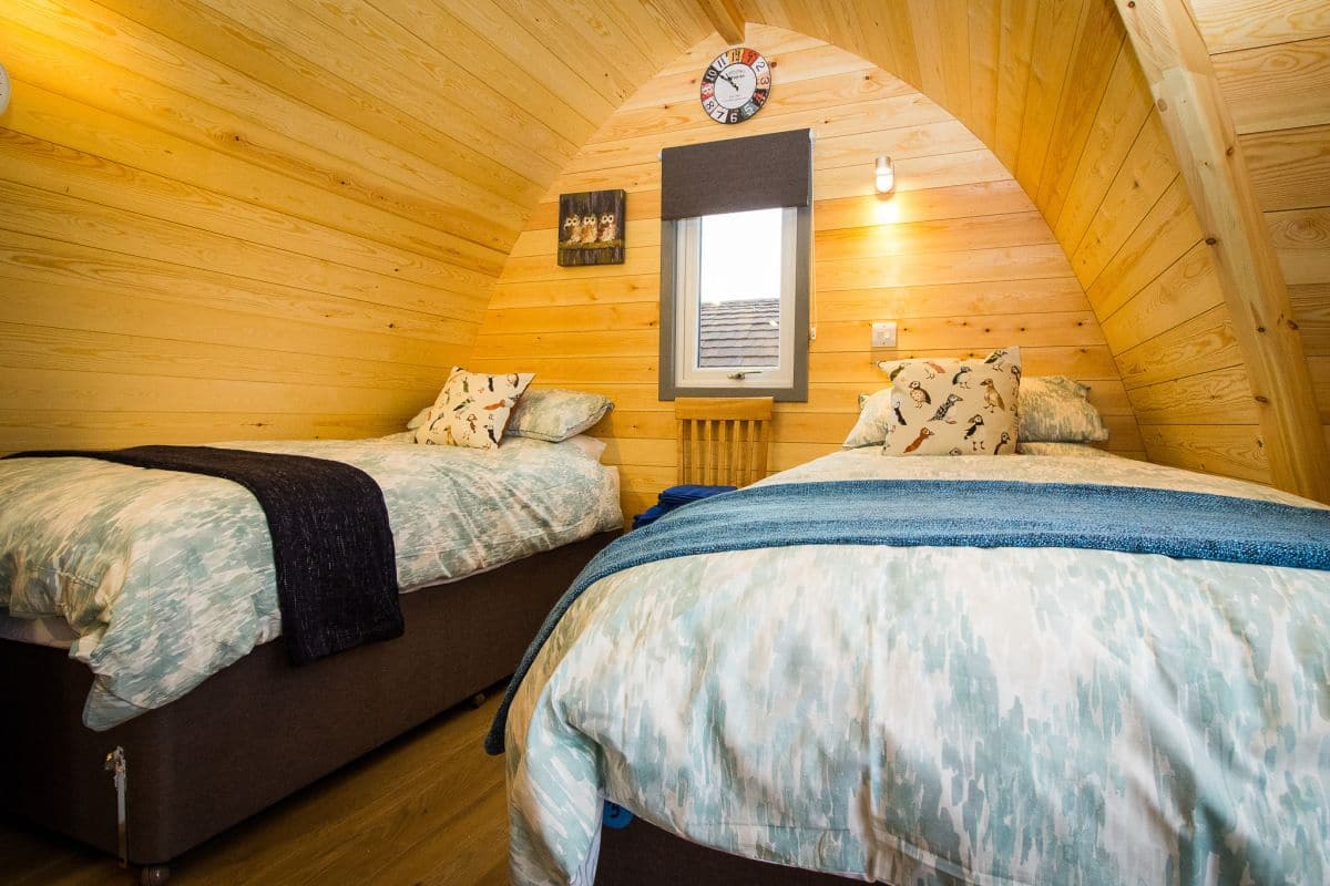 Deluxe-Ferienhütte, 2 Einzelbetten | 1 Schlafzimmer, hochwertige Bettwaren, individuell eingerichtet