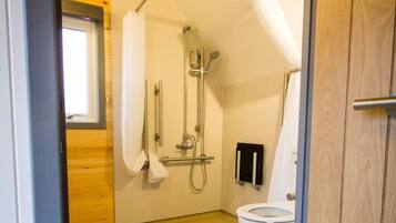 Accessible Pod for 2 Guests | Bathroom | Shower, free toiletries, hair dryer, towels