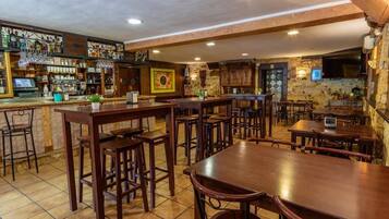 Daily continental breakfast (EUR 5 per person)