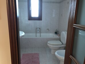 Kostenlose Toilettenartikel, Haartrockner, Bademäntel, Bidet