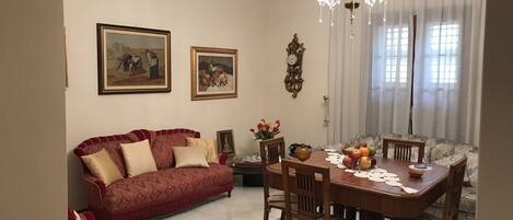 Basic Double or Twin Room, 1 Bedroom | Lobby sitting area