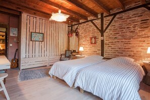 3 bedrooms, iron/ironing board, WiFi, bed sheets