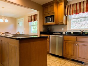 Fridge, microwave, oven, stovetop - Oceanfront -Samoset Road, Rockland ME (Across from the Samoset Resort) (Rockland)