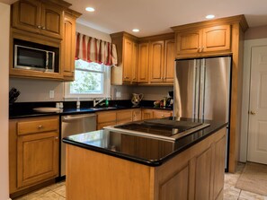 Fridge, microwave, oven, stovetop - Oceanfront -Samoset Road, Rockland ME (Across from the Samoset Resort) (Rockland)