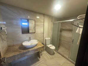 Perhehuone | Kylpyhuone | Suihku, ilmaiset hygieniatuotteet, hiustenkuivaaja, pyyhkeet