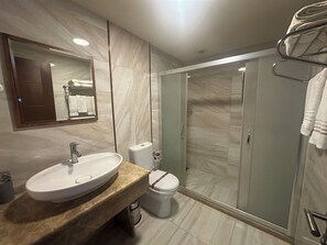 Dusche, kostenlose Toilettenartikel, Haartrockner, Hausschuhe
