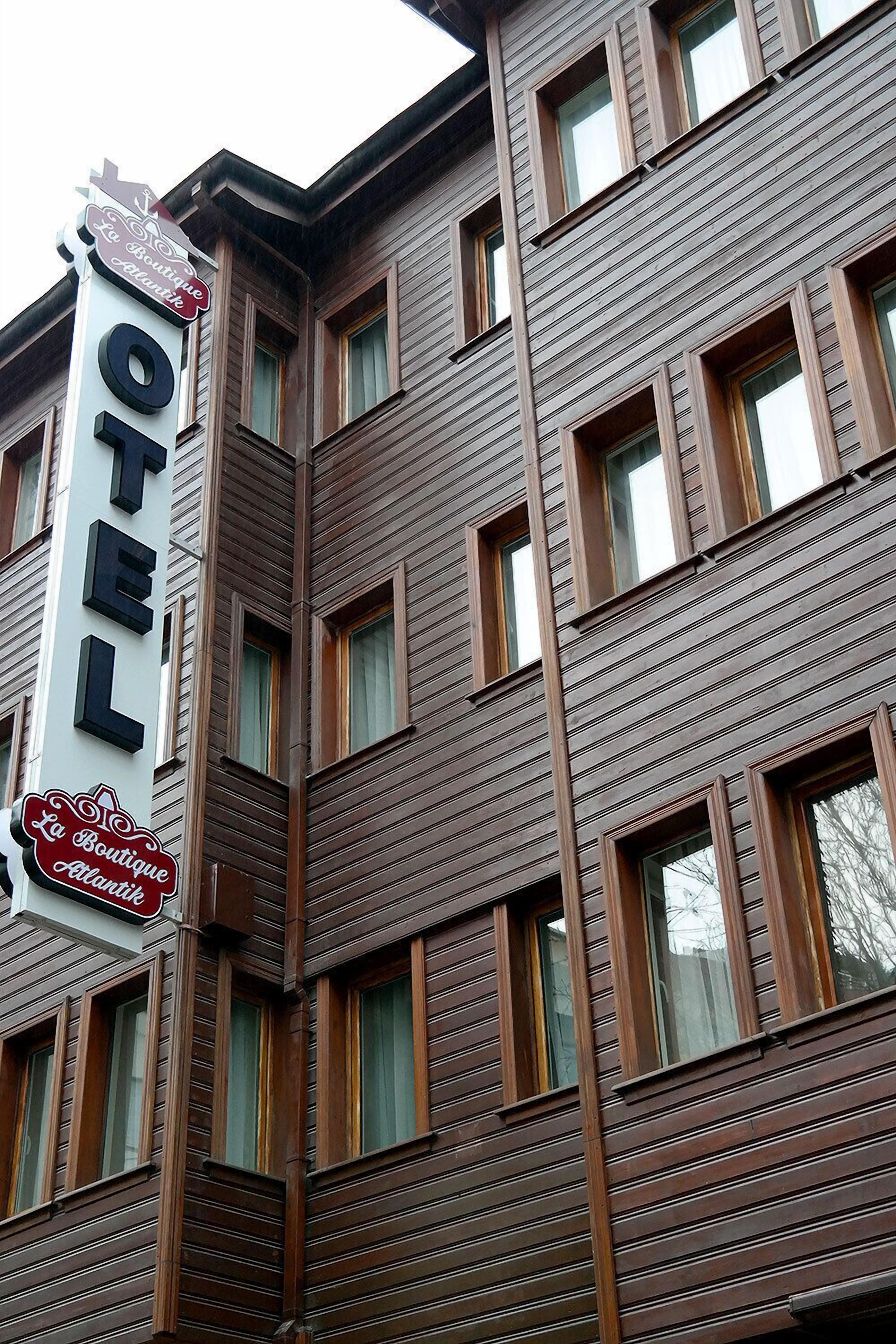 Un hotel con un letrero que indica que es 'La Boutique Atlantique'.