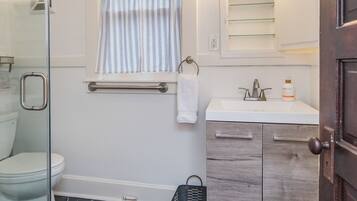 Dusche, Haartrockner, Handtücher, Seife