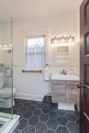 Dusche, Haartrockner, Handtücher, Seife